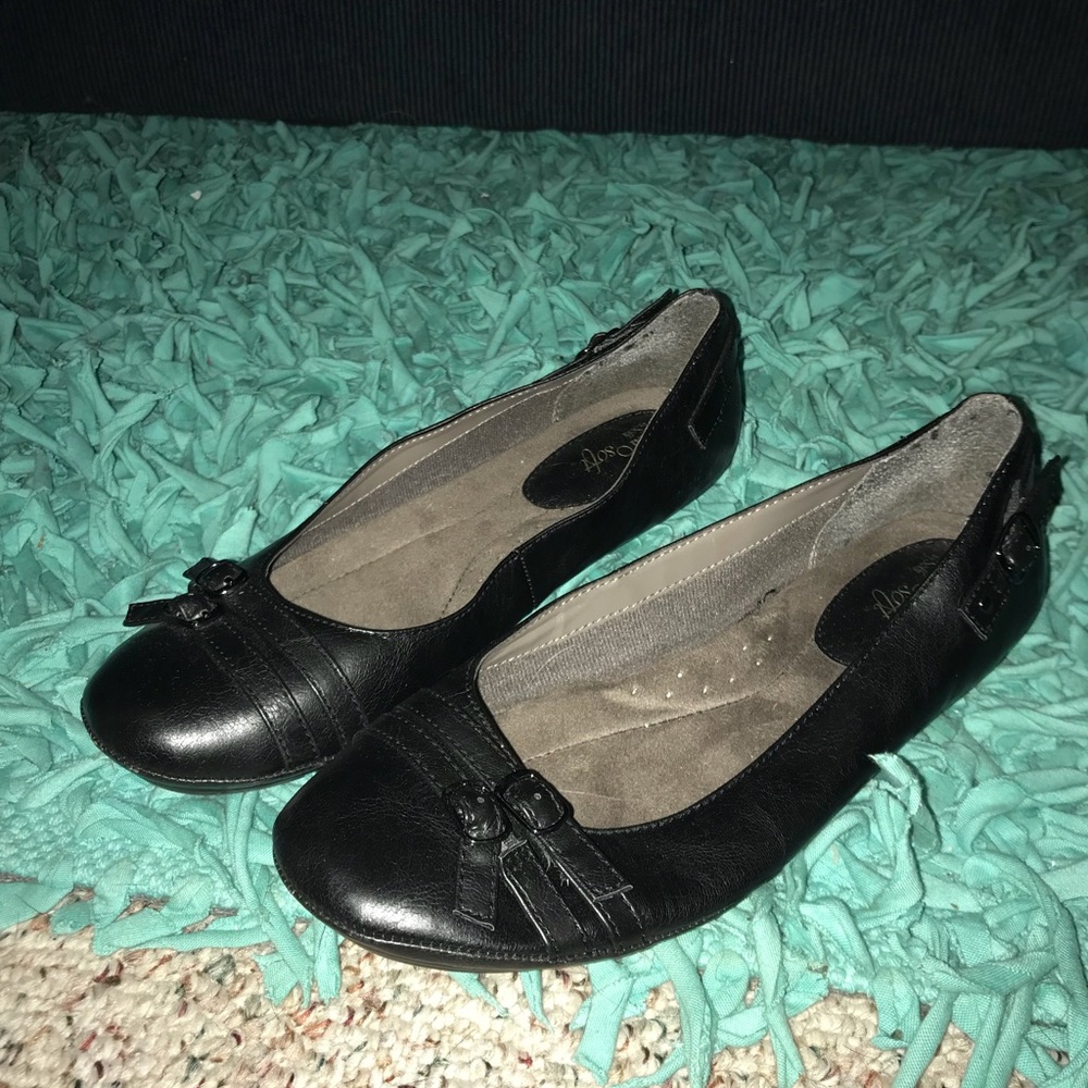 Black dress shoes